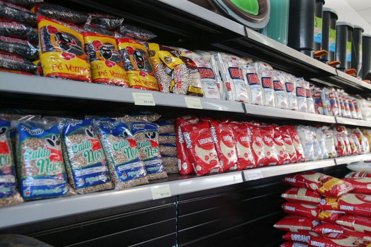 Aumento do preço dos alimentos deixa cesta básica mais cara em 14 cidades