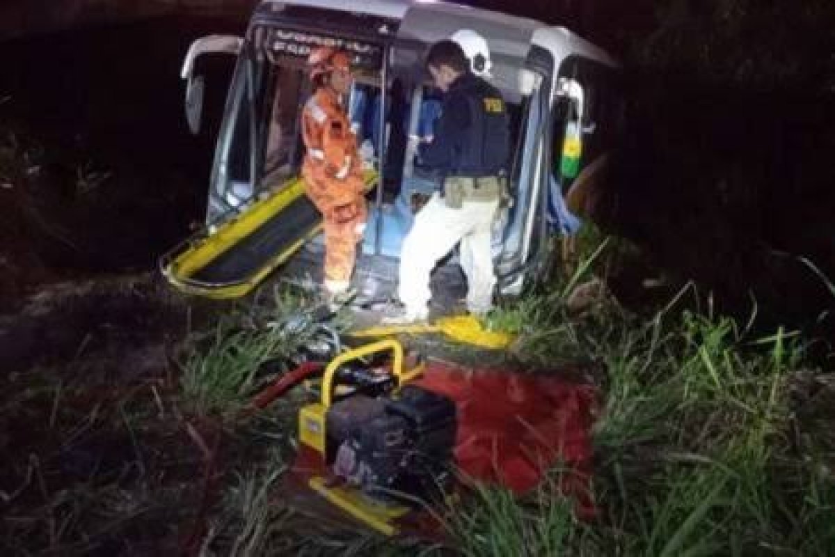 Ônibus cai e deixa em ribanceira e deixa 15 feridos no Ceará