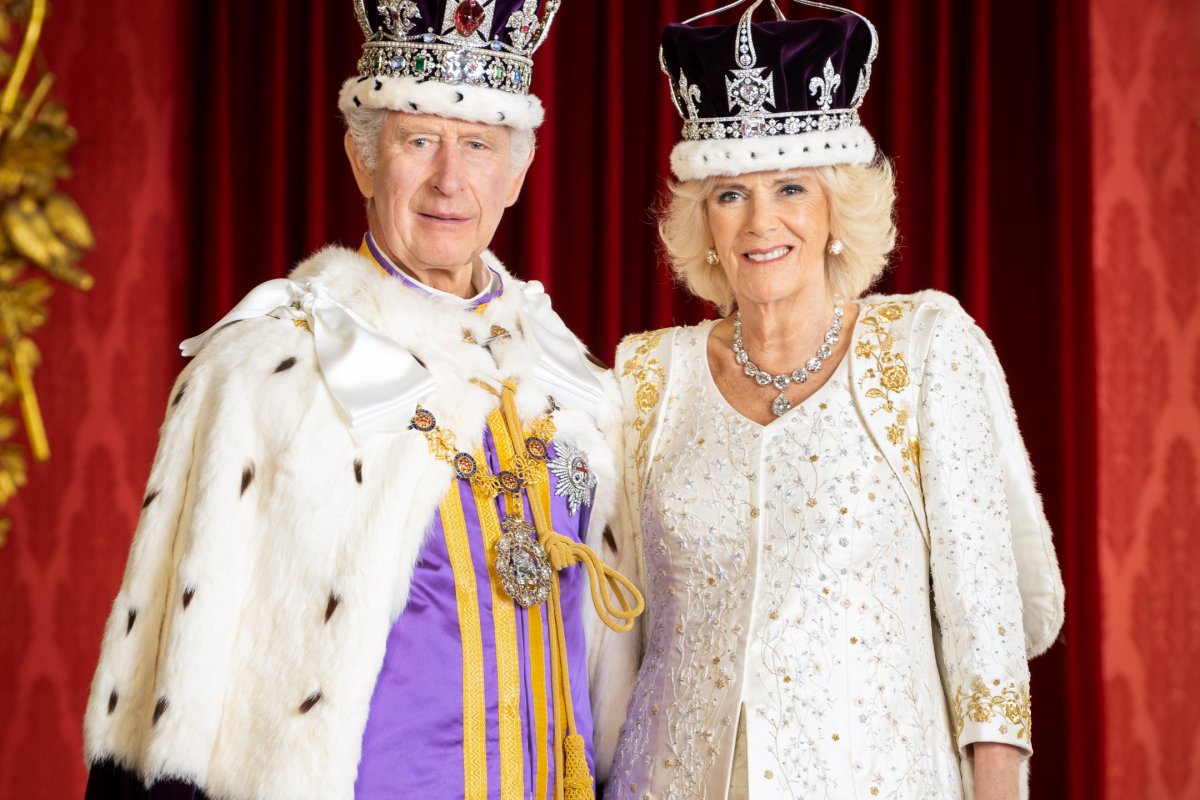 Família Real divulga primeiro retrato oficial de rei Charles III e Camila após coroação
