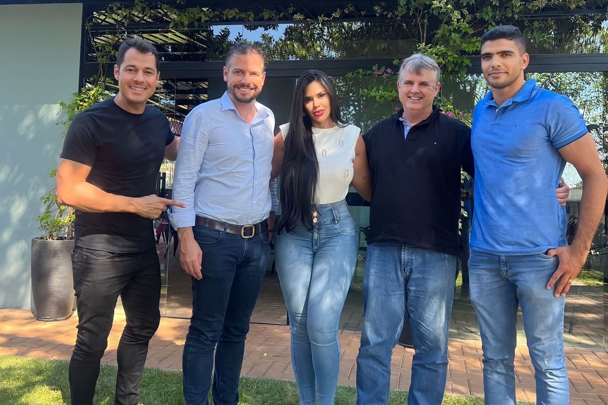 Empresária Anne Bastos convida arquitetos para visitar fábrica em SP!