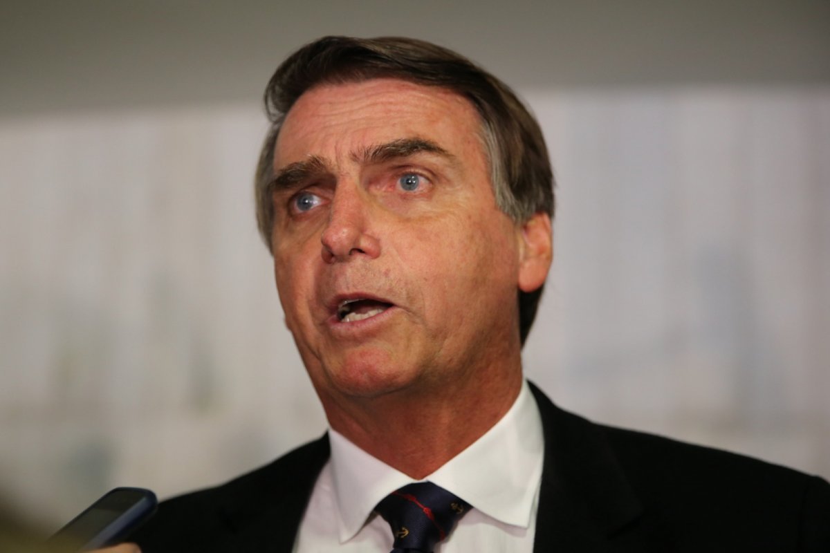 PF começa a periciar celulares de Bolsonaro e Mauro Cid
