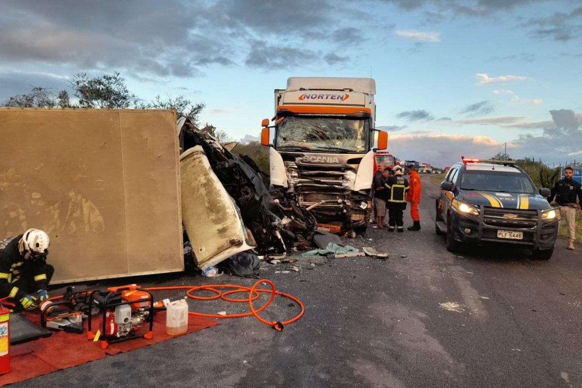 Homem morre após batida entre dois caminhões na Bahia