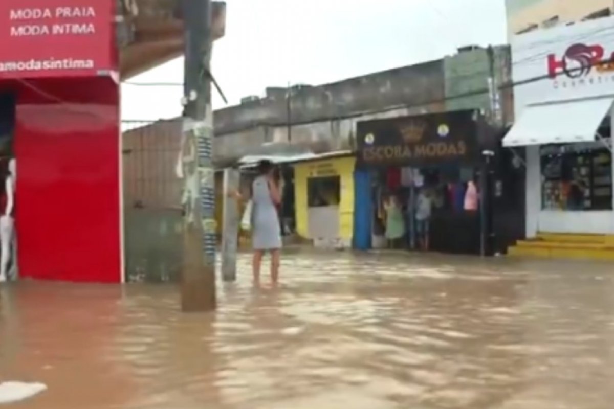 Inmet emite novo alerta de chuva para Salvador e temporal deve seguir nesta terça (9)