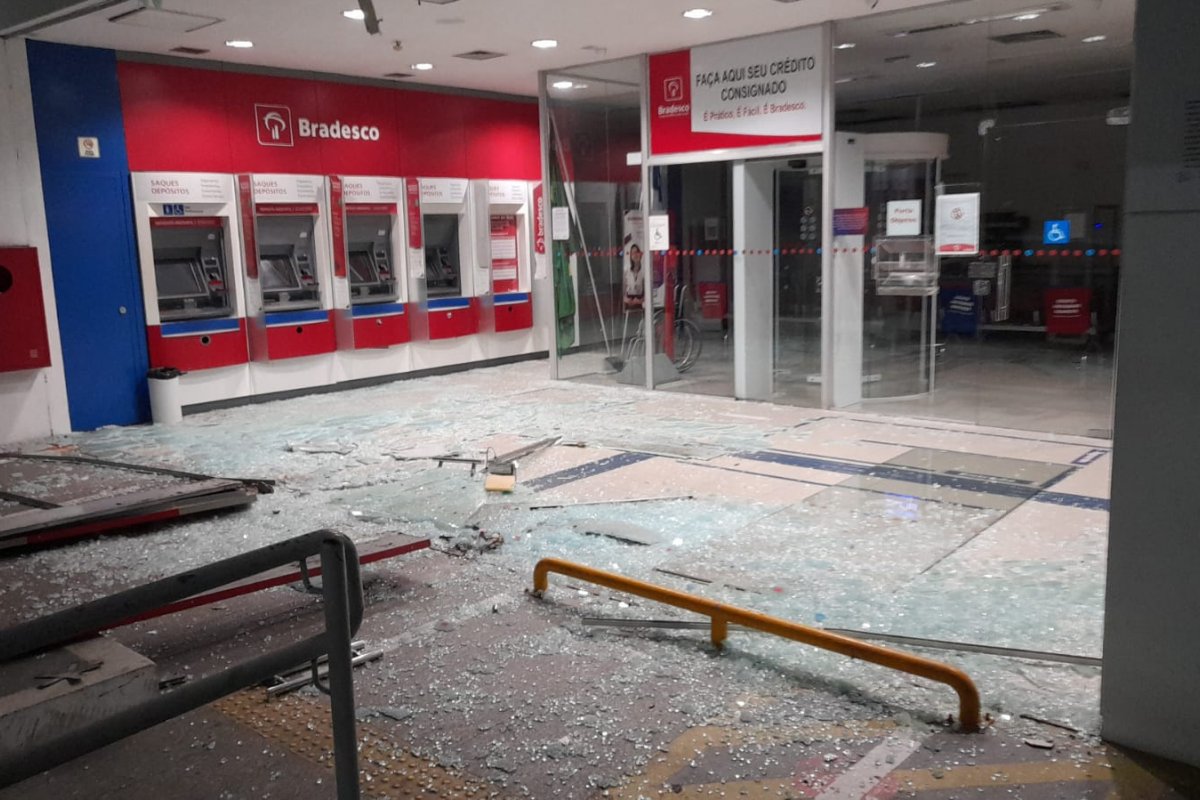 Homem é preso após quebrar vidros de agência bancária no Cabula, em Salvador 