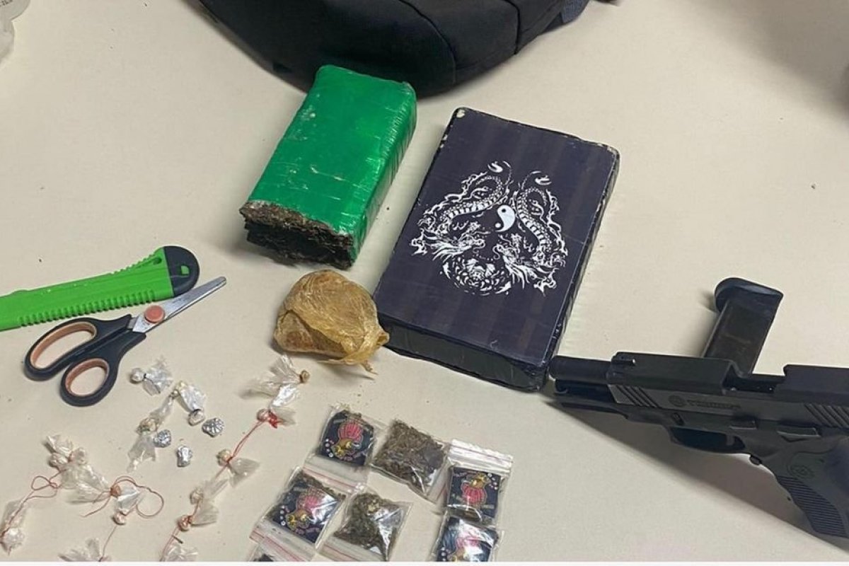 Militares apreendem armas e drogas durante ação policial em Feira de Santana (BA)