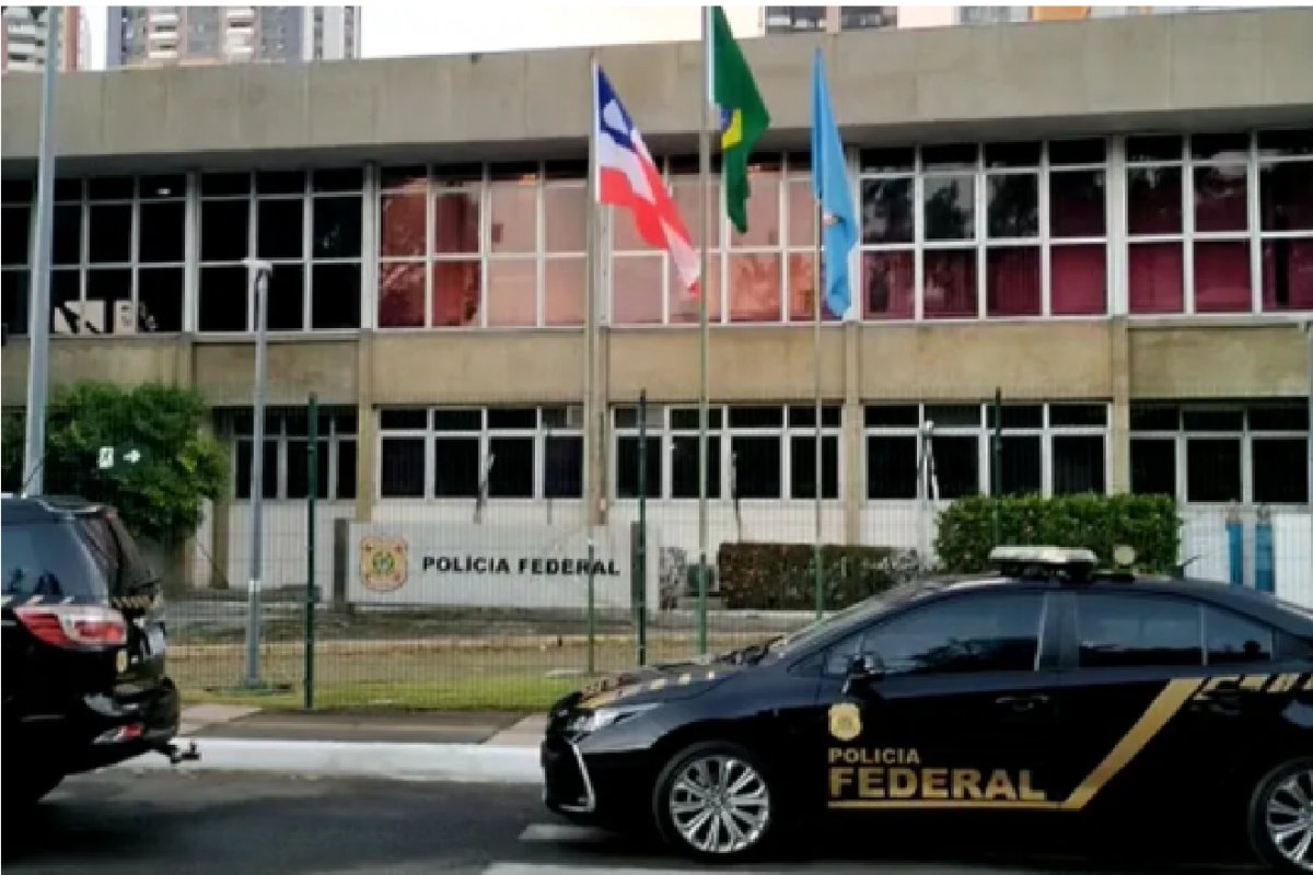 PF cumpre mandado de busca e apreensão em casa de aluno suspeito de ameaçar professores em Feira de Santana