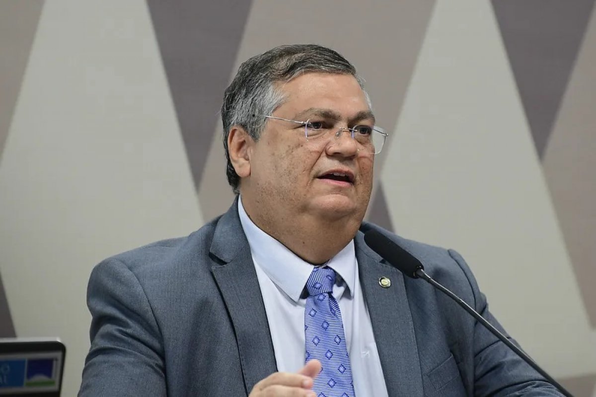 Dino diz que governo enviará novo comando para tirar invasores da Terra Yanomami