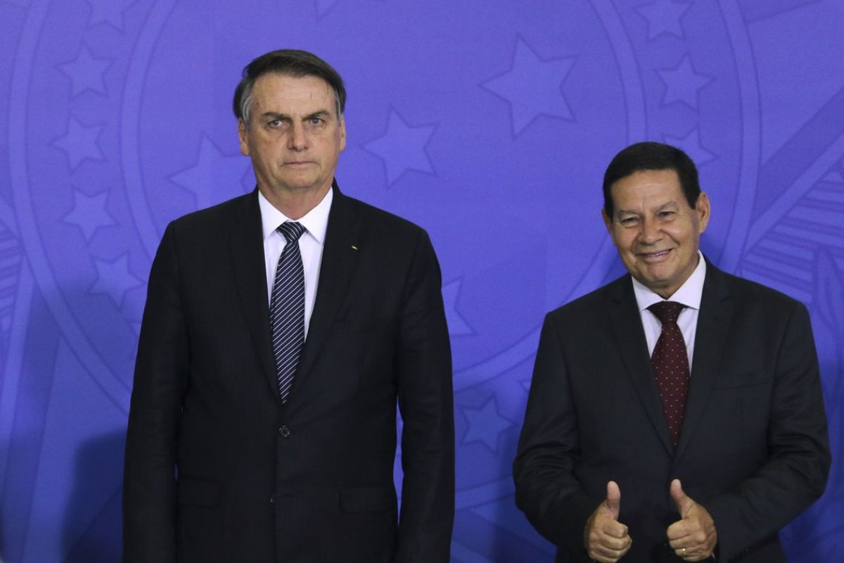 Bolsonaro volta atrás e decide enviar Mourão à posse do presidente da Argentina
