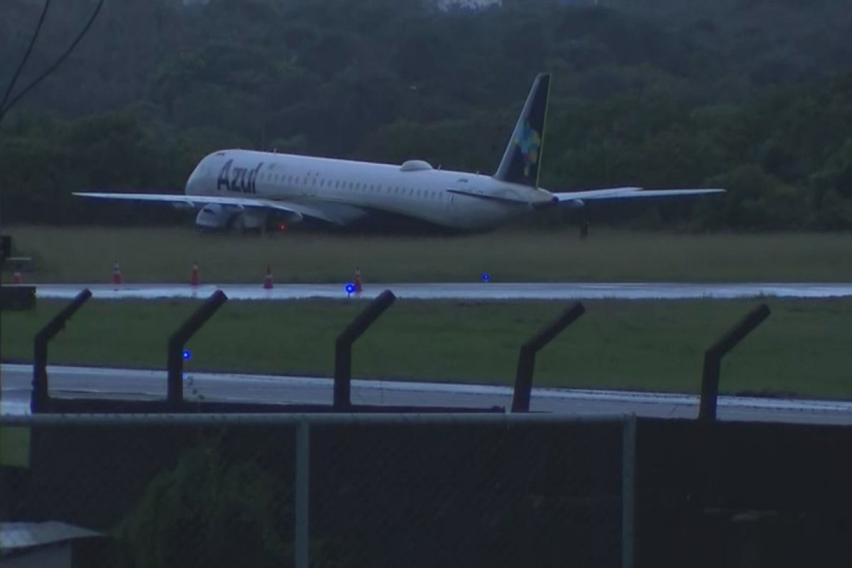 Avião ultrapassa pista e vai parar em matagal durante pouso no Aeroporto de Salvador