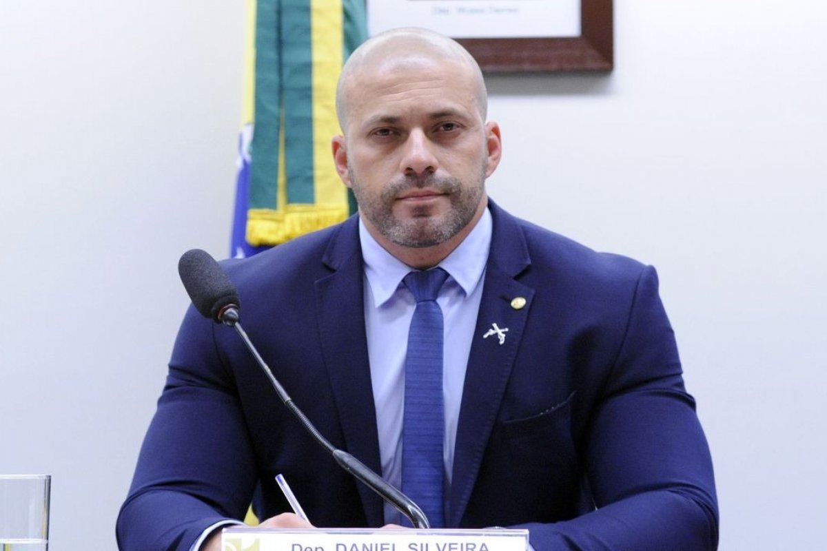 Defesa de Daniel Silveira pedirá revisão de condenação no STF