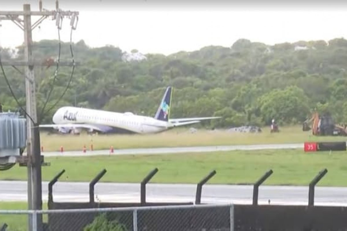 Avião que ultrapassou limites da pista durante pouso segue em matagal do Aeroporto de Salvador