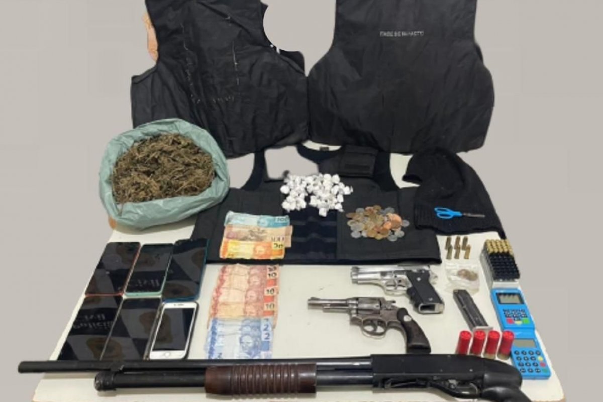 PM encerra festa e nove pessoas são encontradas com armas e drogas em Alagoinhas