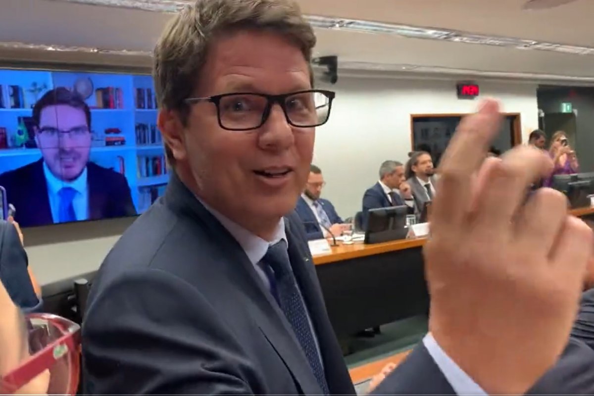 Vídeo: Mário Frias derruba celular de jornalista durante audiência