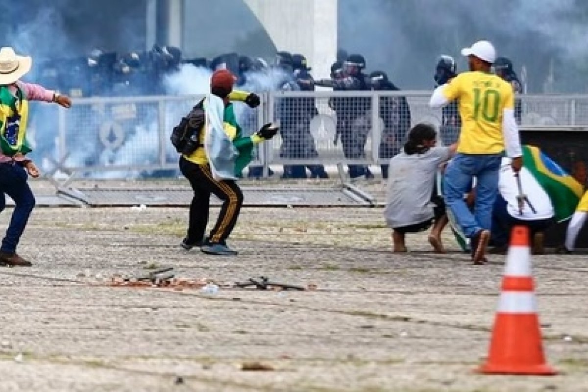 Integrantes do GSI dizem que orientação inicial era de apenas retirar manifestantes do Planalto