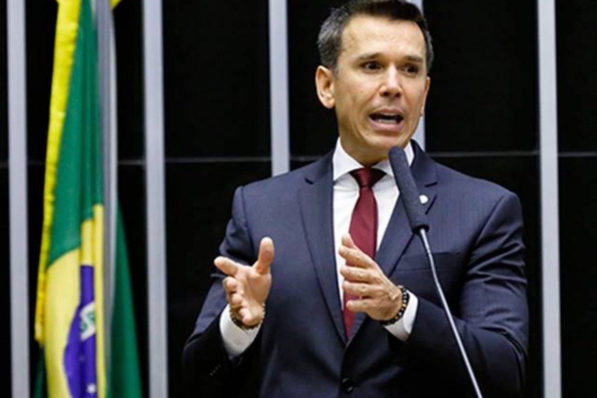 Líder do maior bloco na Câmara dos Deputados cobra maior participação do presidente Lula na articulação política