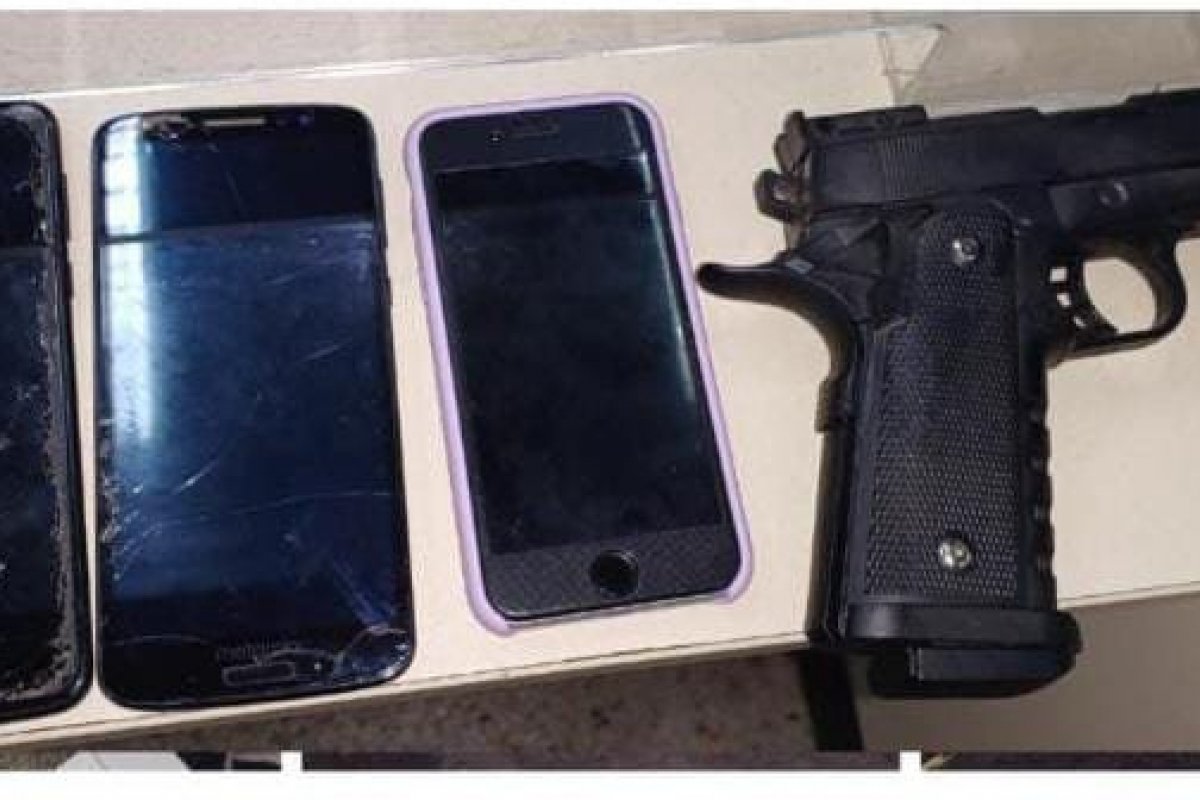 Dupla de assaltantes é presa em blitz com arma de brinquedo, além de carro e celulares roubados