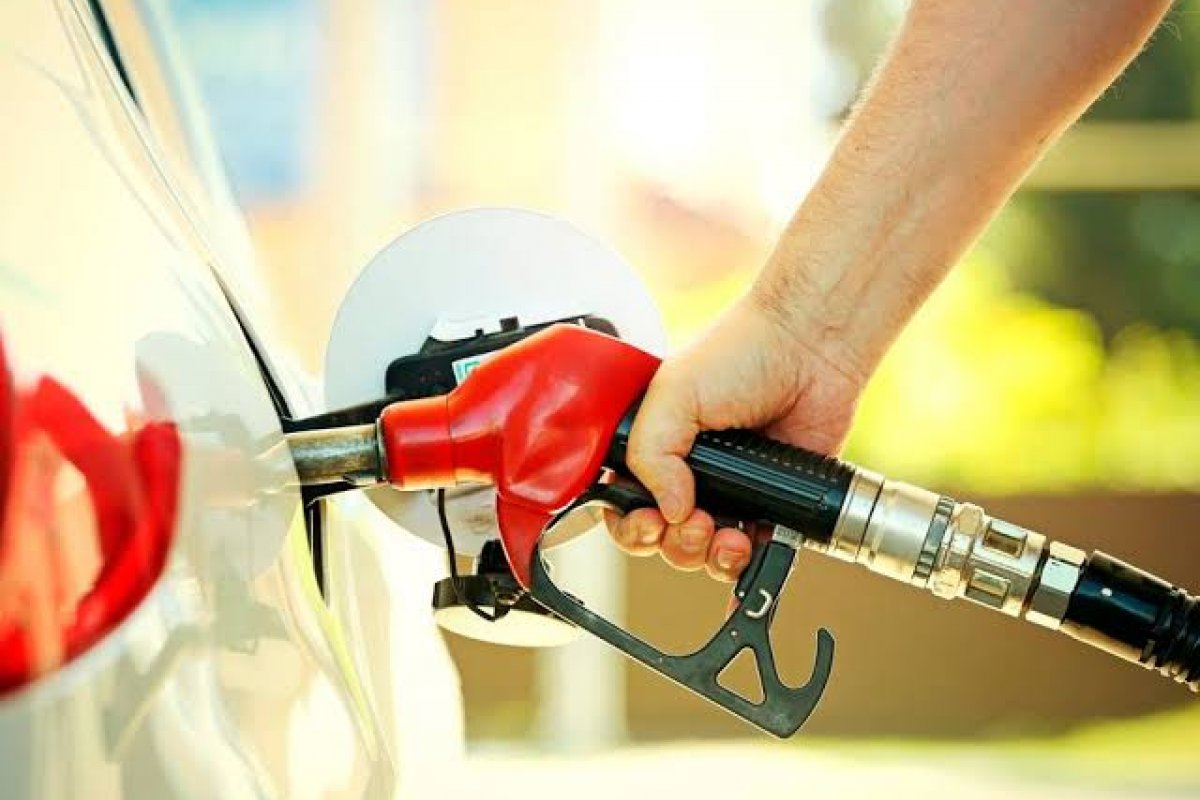 Preços dos combustíveis automotivos recuam em abril, impulsionando desaceleração do grupo de transportes