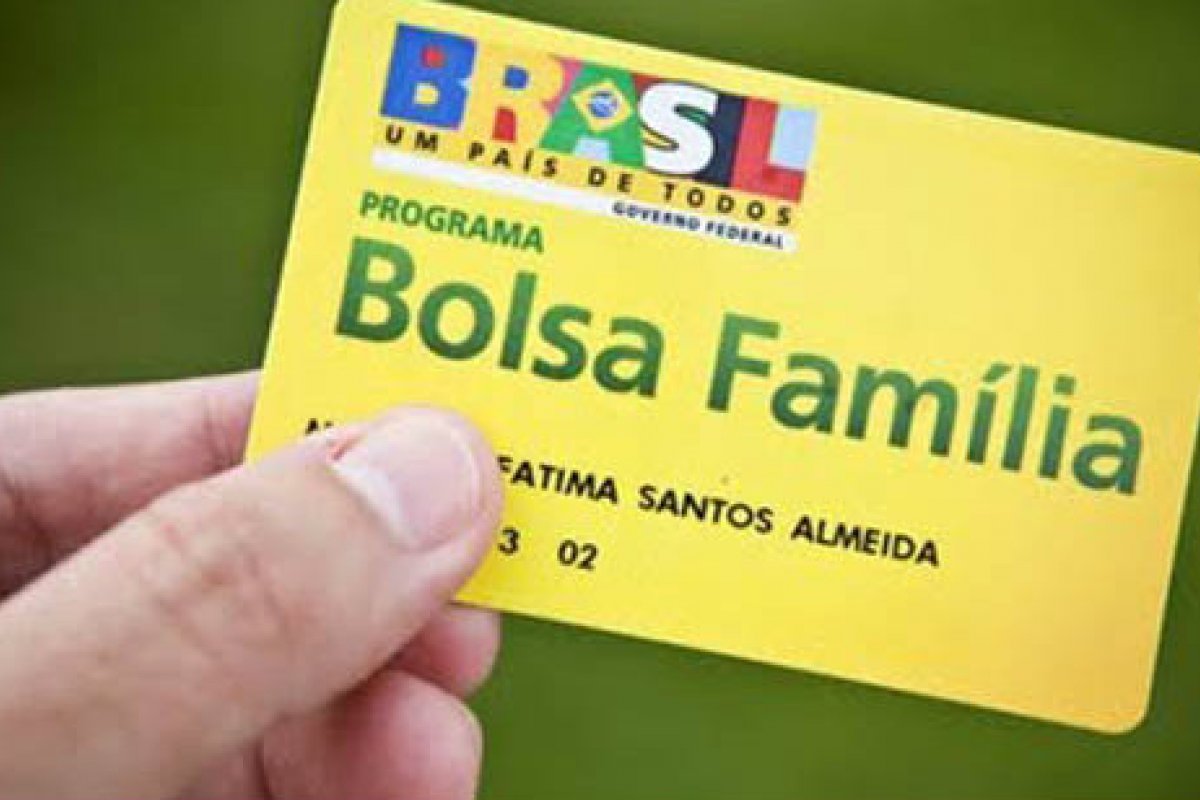 13º do Bolsa Família começa a ser pago hoje pela Caixa