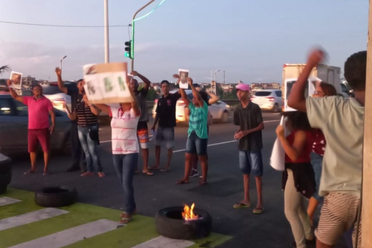 Protesto causa congestionamento de mais de 14 quilômetros na Av. Paralela, em Salvador