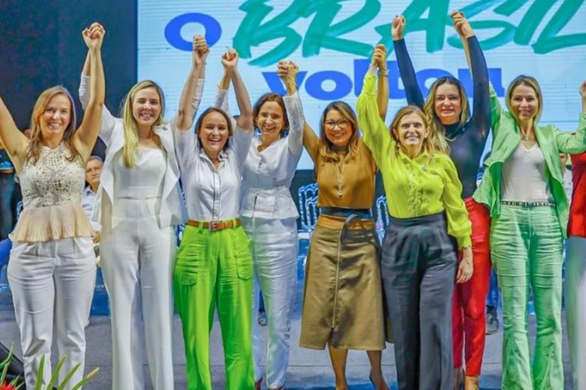 Vídeo: Janja reclama com Lula sobre ausência de mulheres em foto de assinatura de MP