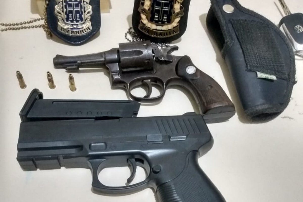 Homem suspeito de ameaçar ex-companheira de morte é flagrado com armas