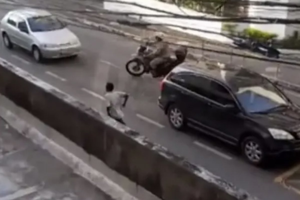 Casal rouba farmácia e é perseguido por agentes de segurança no Campo Grande, em Salvador