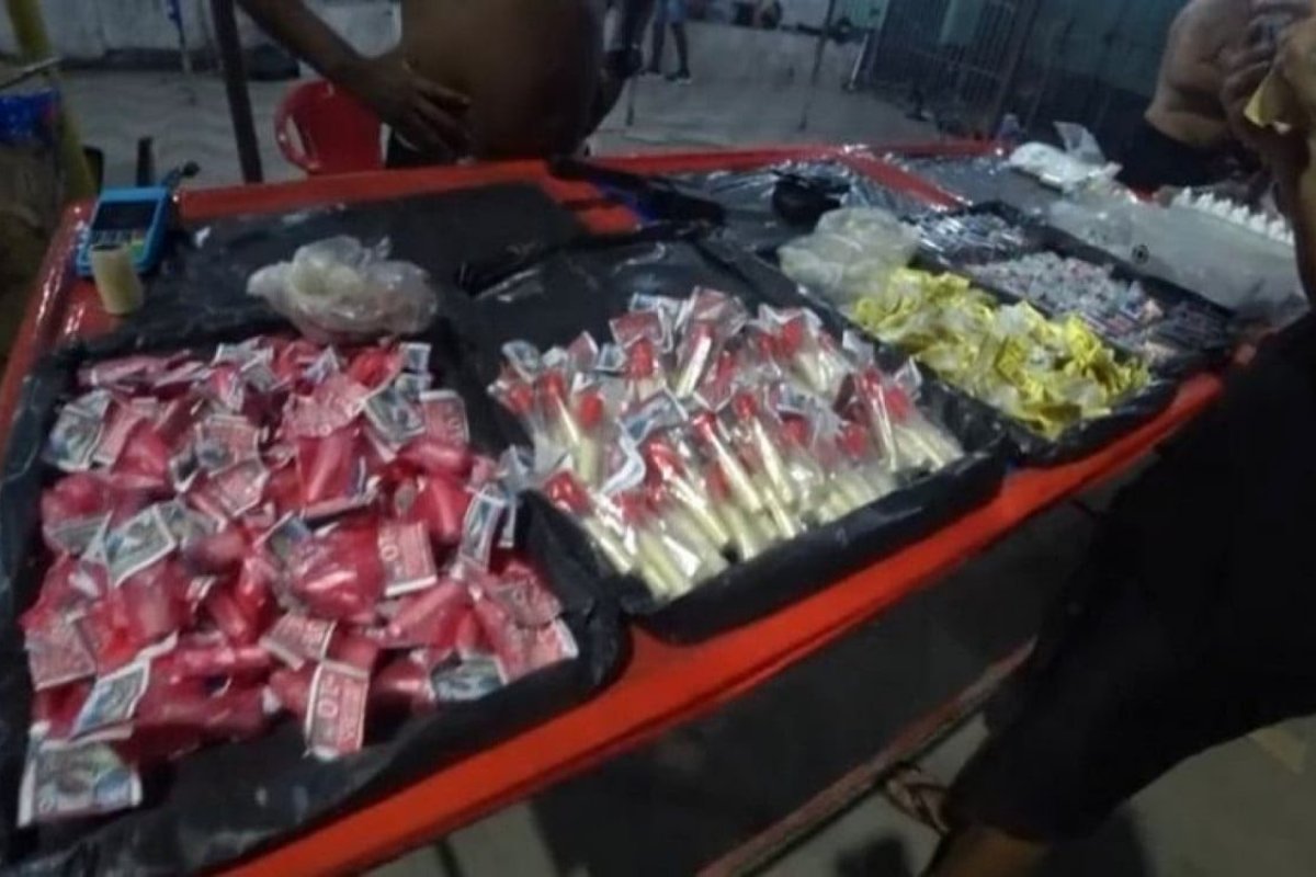 Vídeo: Youtuber grego filma feira de drogas a céu aberto em favela do Rio