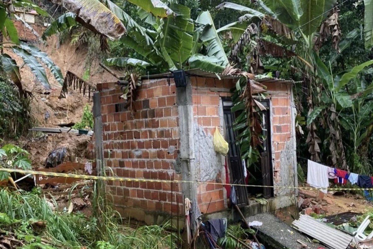 Imóvel desaba e deixa três pessoas soterradas no bairro de Cajazeiras em Salvador