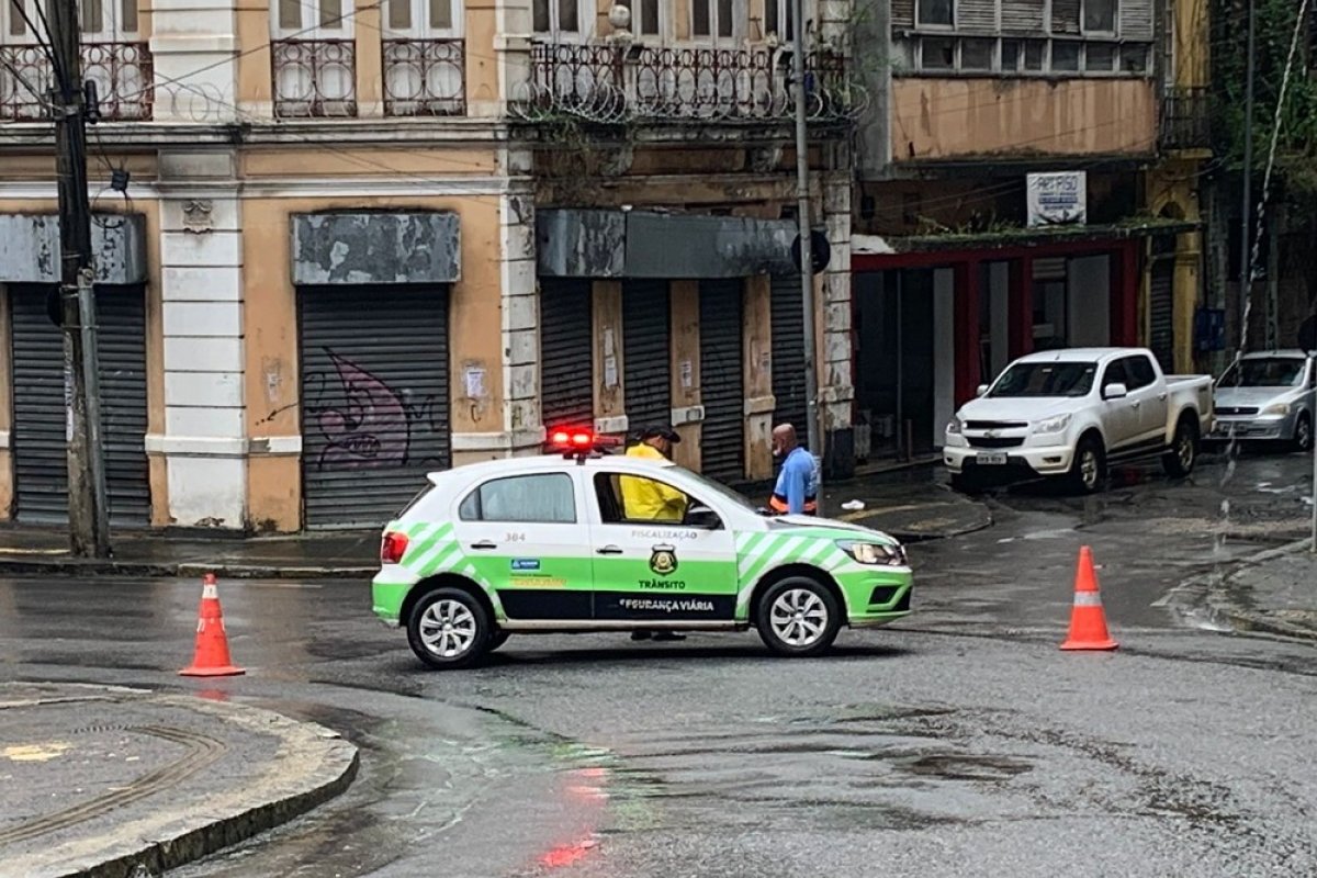 Ladeira da Montanha segue interditada após deslizamento de terra; 25 linhas de ônibus foram alteradas
