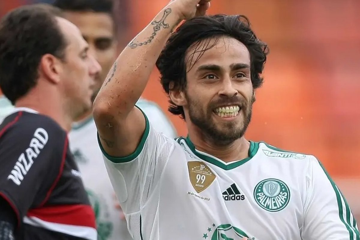 Ex-jogador do Palmeiras é internado em ala psiquiátrica no Chile