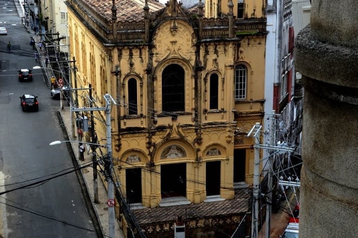 Igreja Nossa Senhora da Ajuda é invadida e tem itens religiosos roubados em Salvador