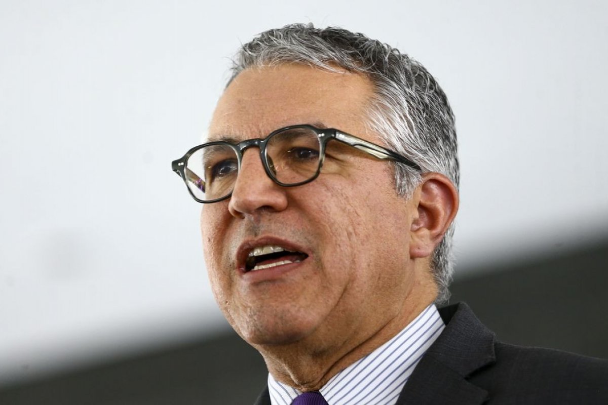 Padilha diz que espera 'encaminhar' Mais Médicos e Bolsa Família nesta semana