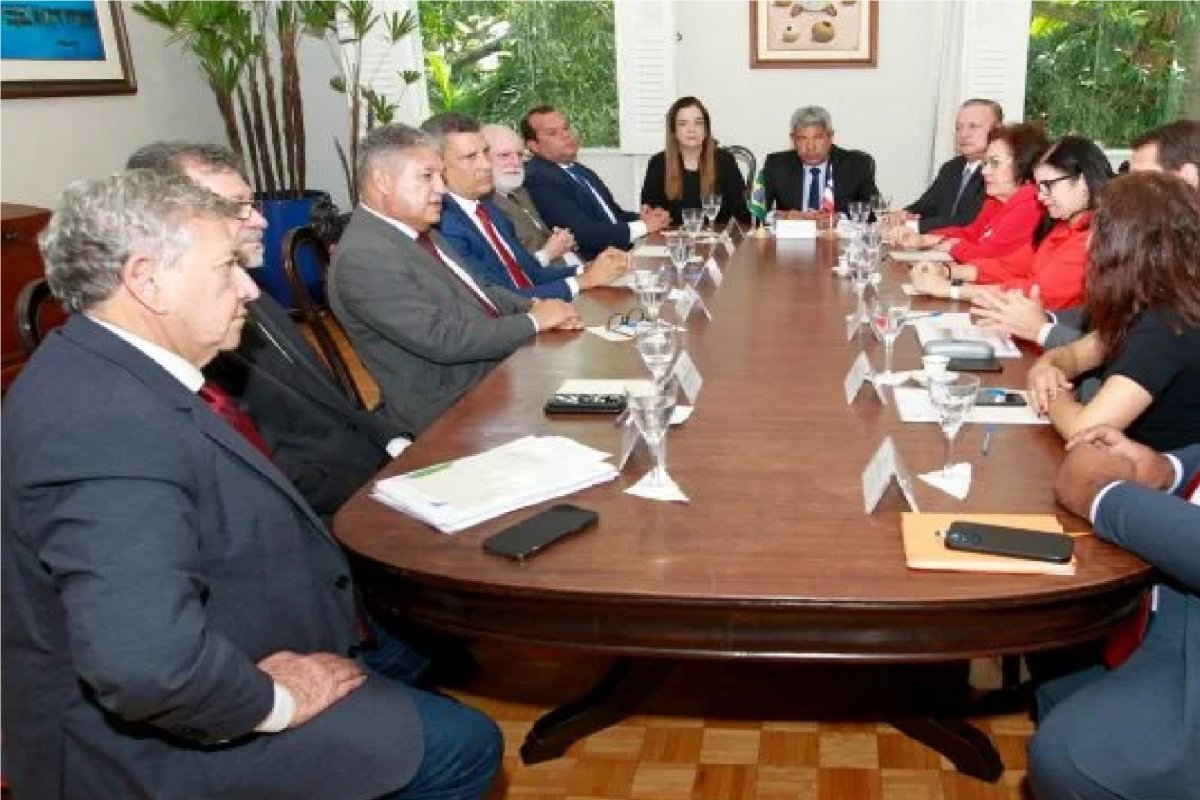 Jerônimo entrega Projeto de Lei de Diretrizes Orçamentárias (PLDO) em reunião com poderes na Bahia