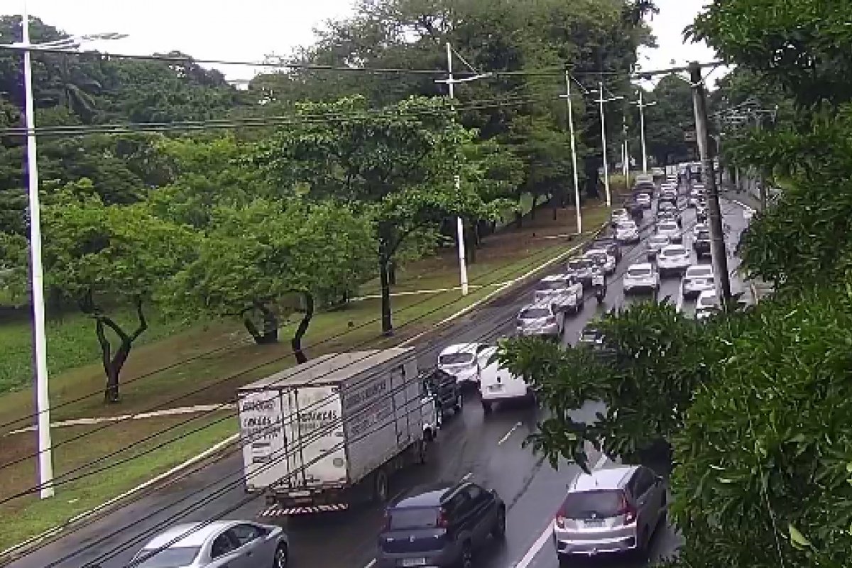 Boletim de trânsito: Salvador registra fluxo intenso no início da tarde desta segunda-feira