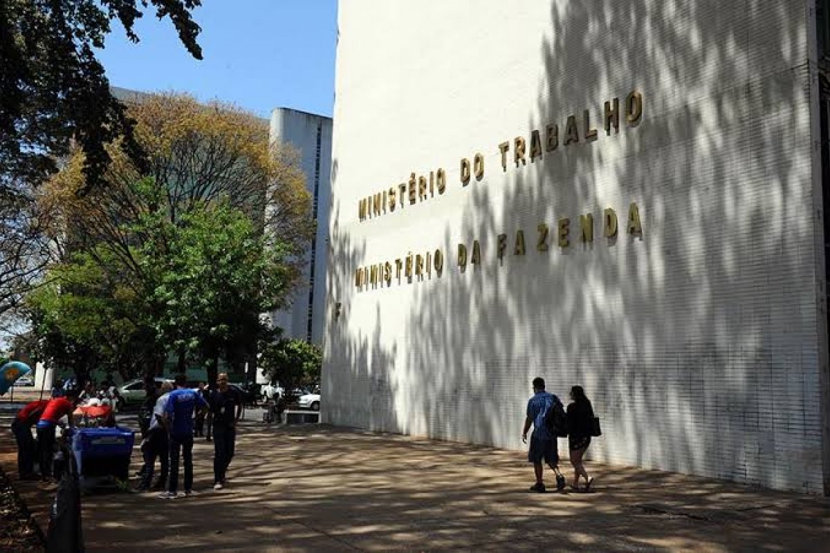 Governo prevê déficit no pagamento de benefícios previdenciários até 2026