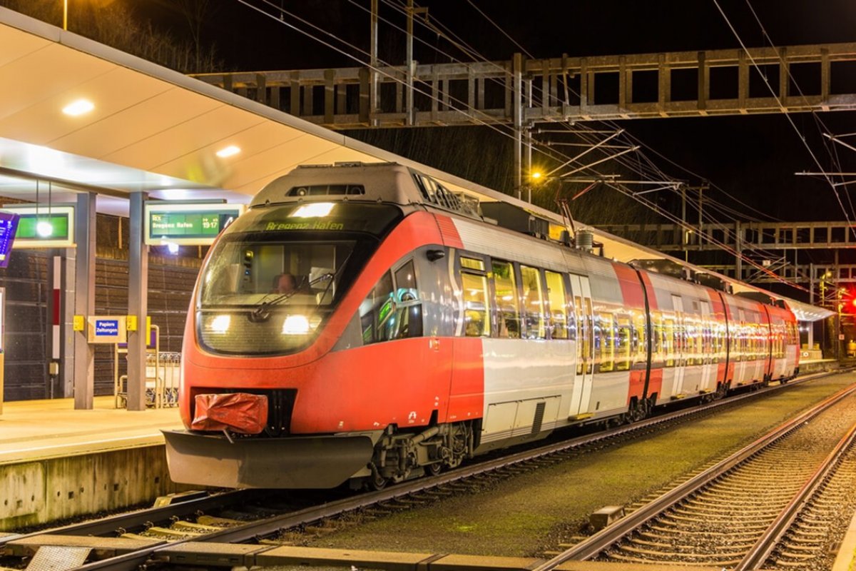 Passageiros de trem na Áustria se assustam após ouvir discurso de Hitler nos alto-falantes do local