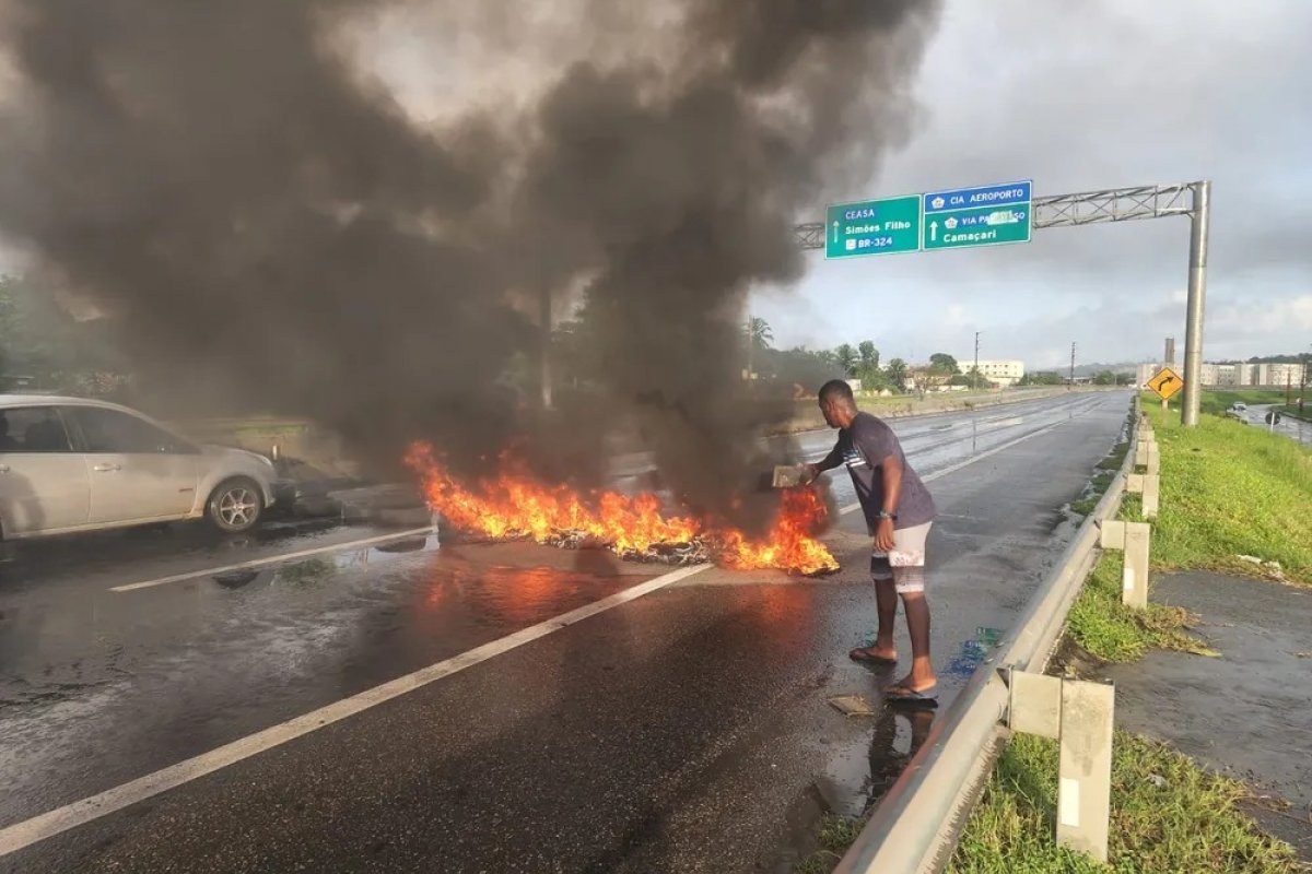 Moradores do Jardim das Margaridas, em Salvador, realizam protesto na BA-526