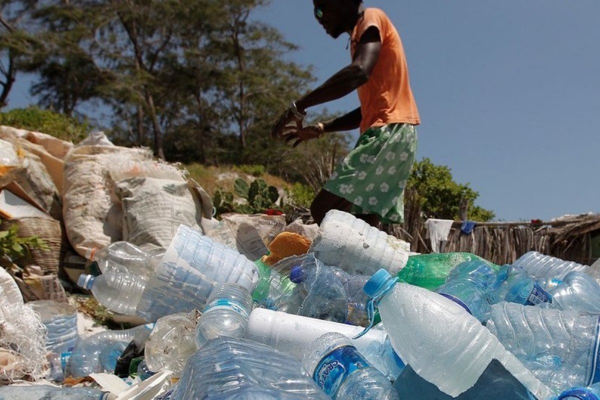 Relatório da ONU indica caminhos para eliminar a poluição plástica nos oceanos