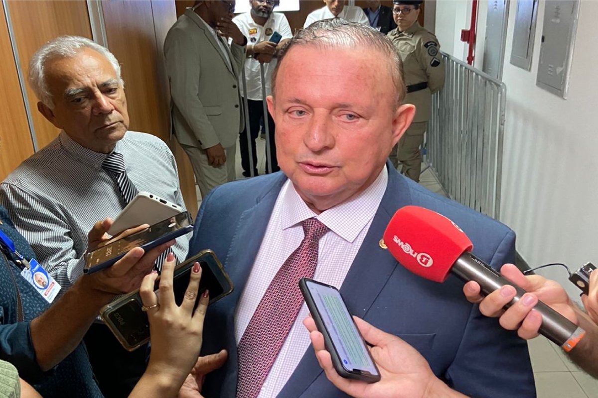 "Em todos os governos, sempre os reajustes vão ser insuficientes", diz Adolfo Menezes