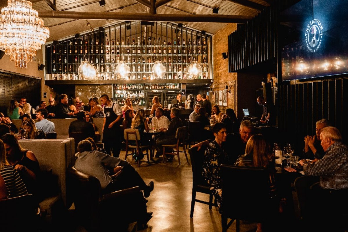 The Latvian promove Noite Francesa com música temática e harmonização completa!