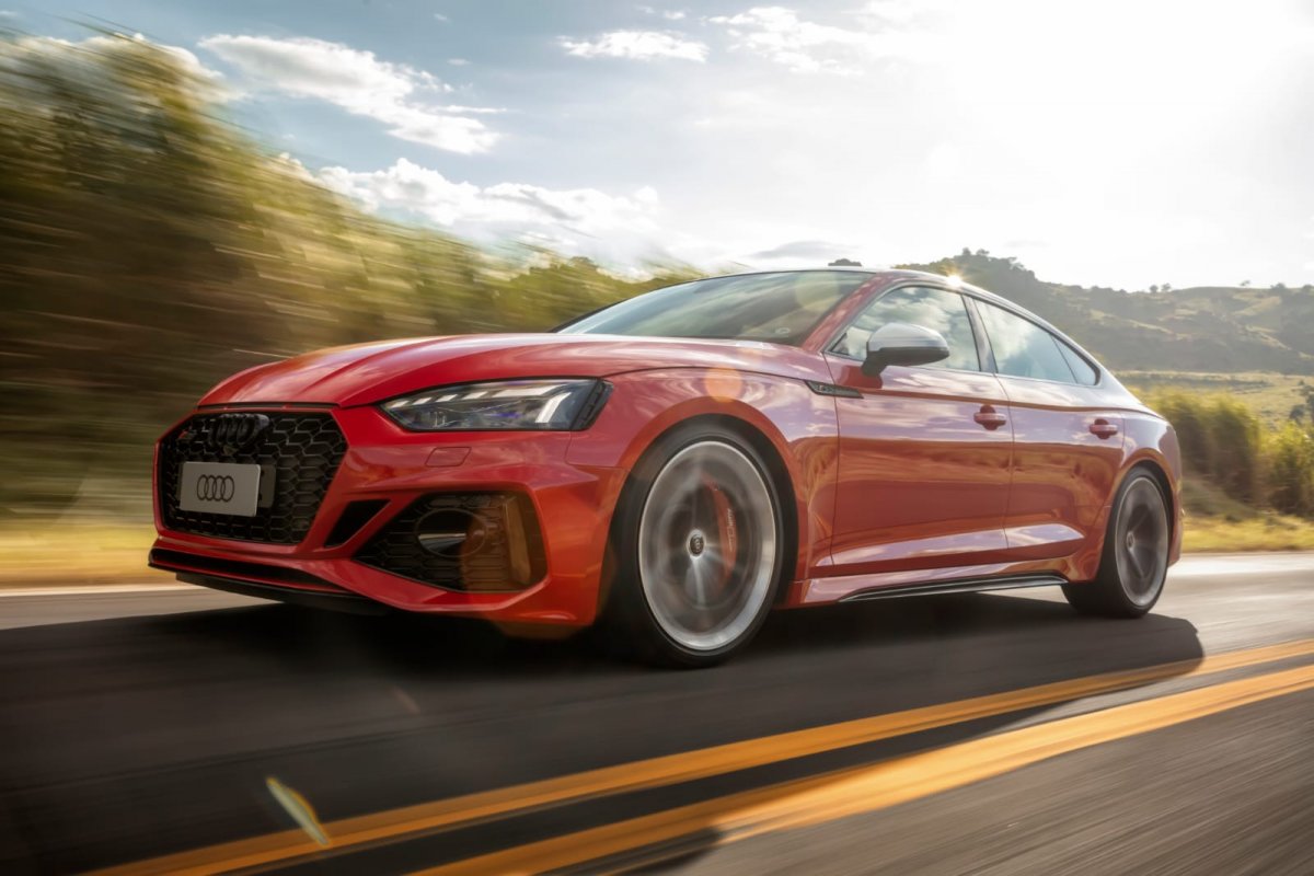 Farol da Bahia testa o novo Audi RS5 Competition Plus