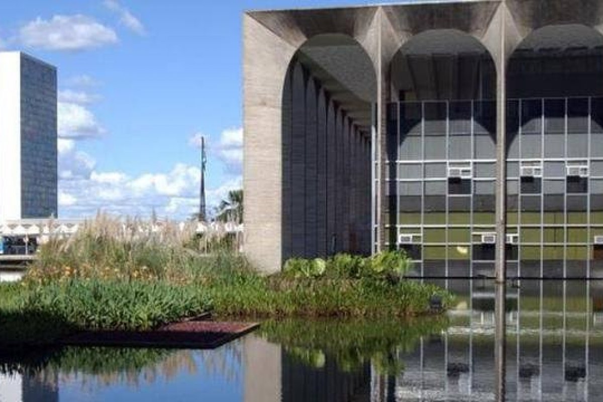 Governo federal indica nomes para embaixadas e nomeia diplomatas em missões internacionais