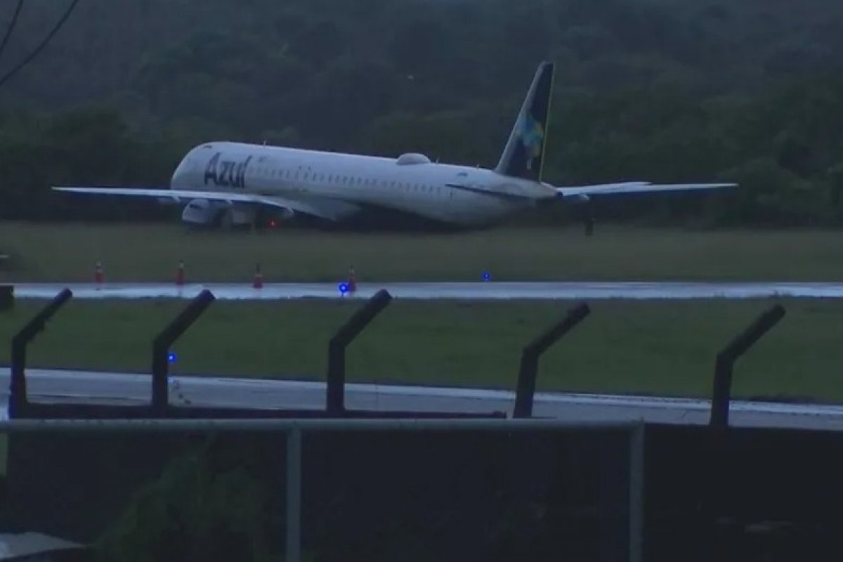Avião da Azul que ultrapassou limites de pista em pouso, permanece em área de matagal no Aeroporto de Salvador