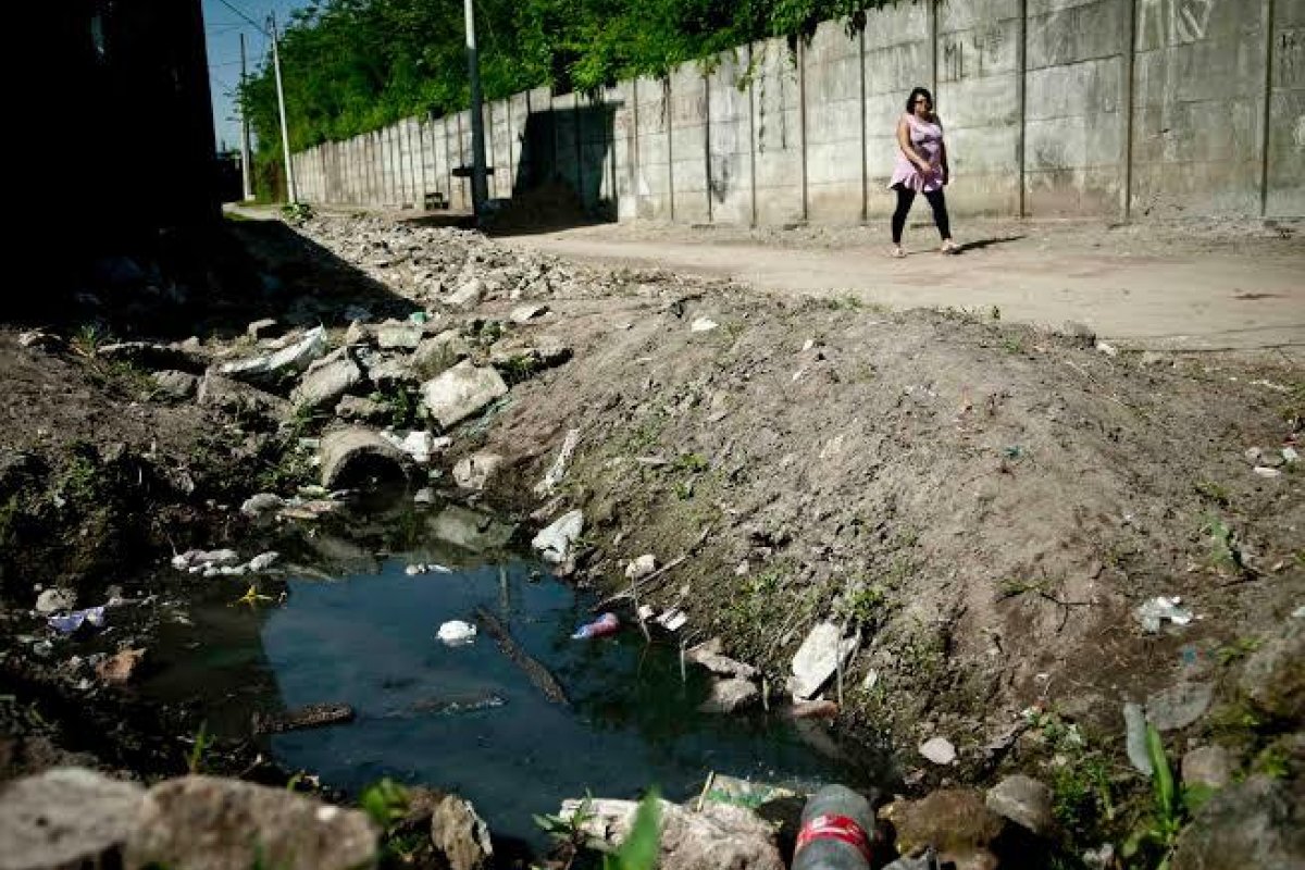 Governo afirma que metade da população brasileira não tem acesso a rede de esgoto