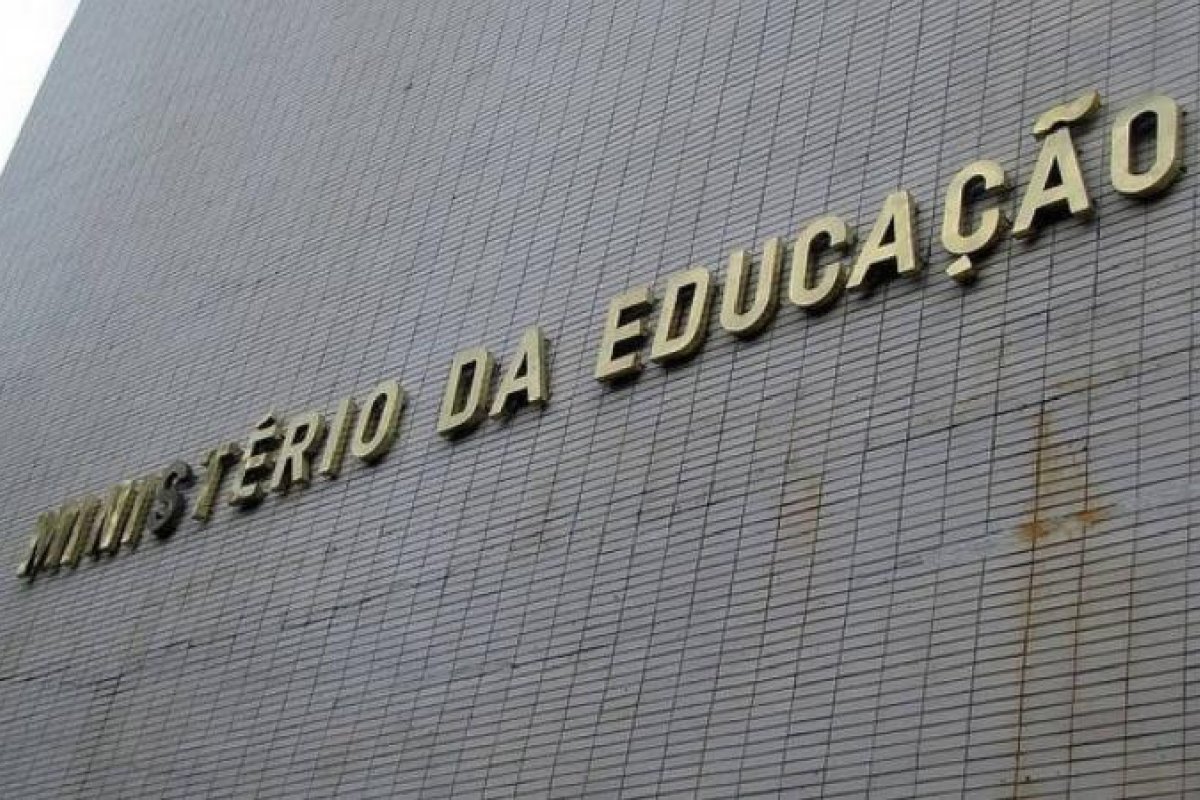 MEC dá início a capacitação de profissionais para escolas cívico-militares