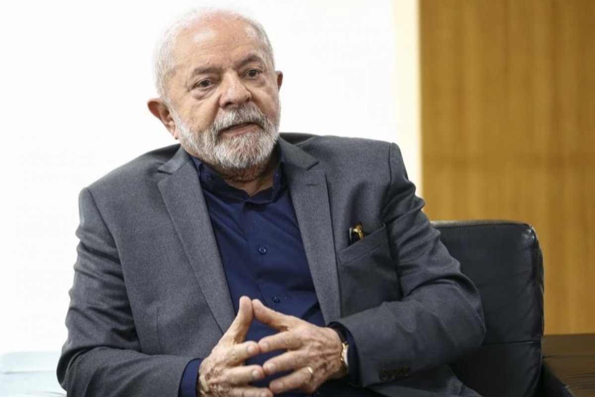 Equipe médica avalia necessidade de cirurgia no quadril de Lula após viagem ao Japão