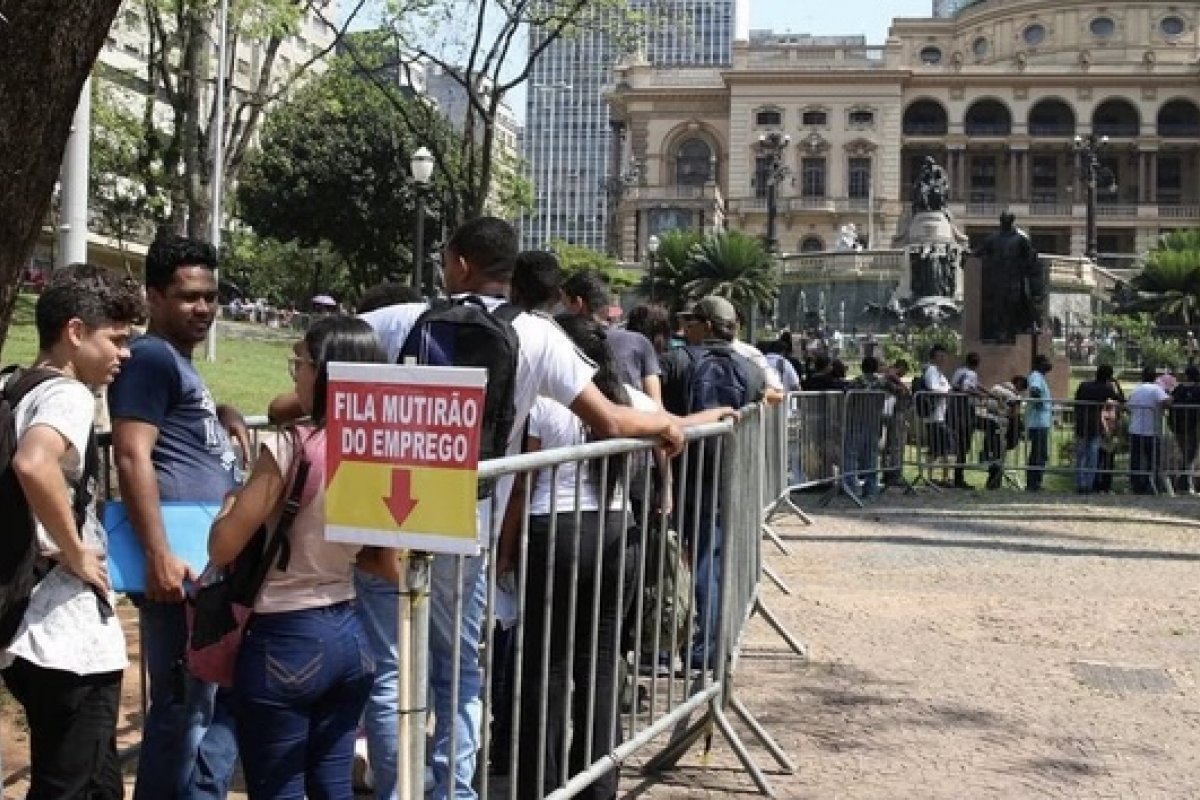 Taxa de desemprego segue maior entre mulheres e negros, segundo IGBE