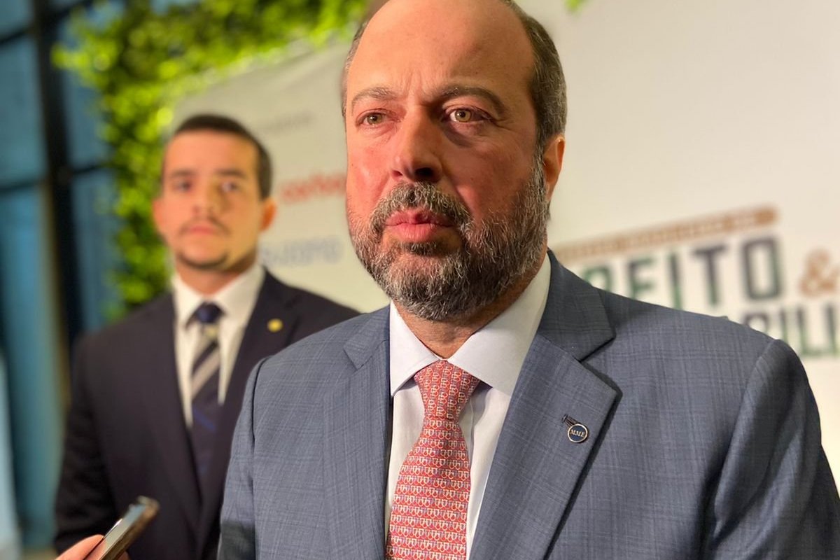 'Nós queremos voltar a ser autossustentáveis na questão dos combustiveis', diz ministro de Minas e Energia
