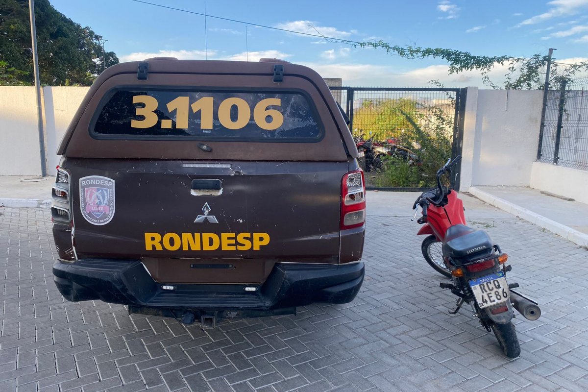 Dupla é presa em flagrante com simulacro e veículo roubado em Feira de Santana (BA)