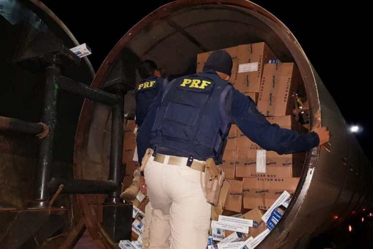 Mais de 200 mil maços de cigarro contrabandeados são localizados dentro de um caminhão na Bahia